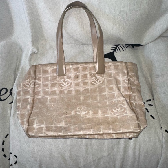 CHANEL cream travel tote signature damaged interior bottom lining - Picture 3 of 15